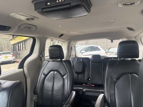 Used 2018 Chrysler Pacifica Touring-L image 12