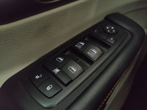 Used 2017 Chrysler Pacifica Touring-L FWD image 27