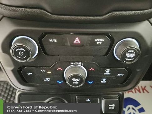 Used 2018 Jeep Renegade Latitude w/ Cold Weather Group image 17