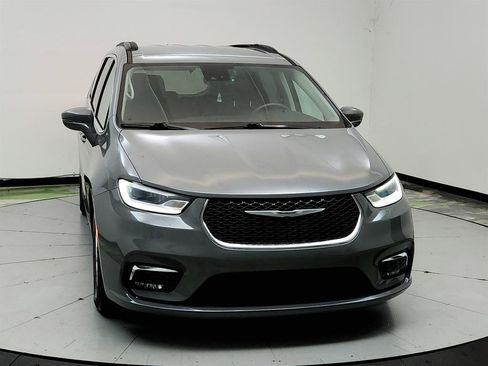 Used 2022 Chrysler Pacifica Touring-L FWD image 2