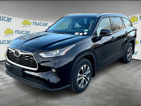Certified 2021 Toyota Highlander XLE image 2