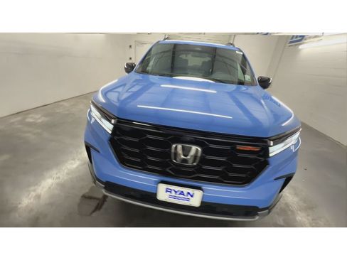 Used 2025 Honda Pilot TrailSport image 3