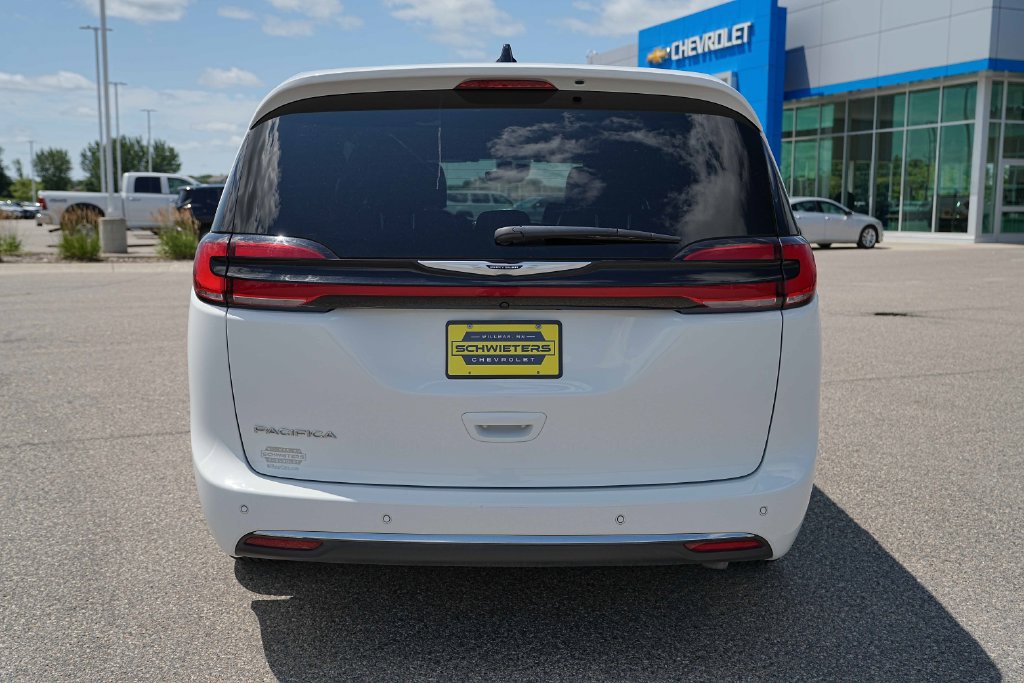 Used 2025 Chrysler Pacifica Select FWD image 8