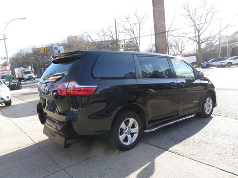 Used 2020 Toyota Sienna L image 4