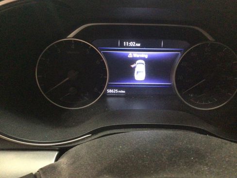 Used 2016 Nissan Maxima SR FWD image 4