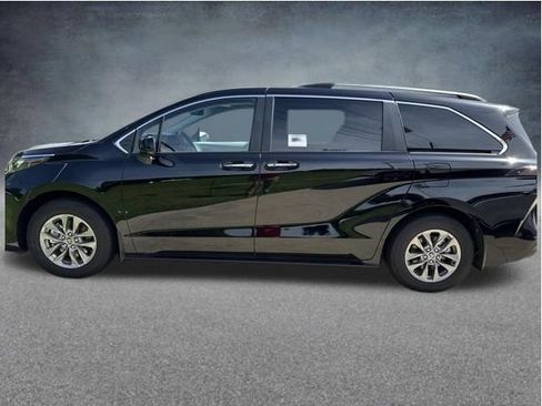 Used 2026 Toyota Sienna XLE FWD image 2