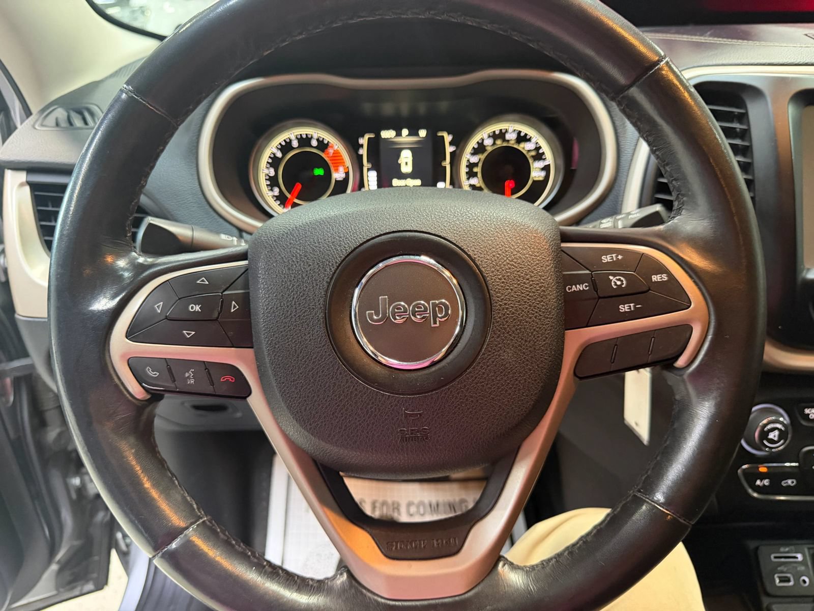 Used 2016 Jeep Cherokee Latitude FWD image 40