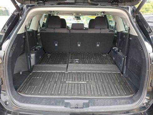 Used 2021 Toyota Highlander LE FWD image 28
