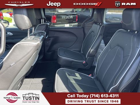 New 2026 Chrysler Pacifica Limited w/ Uconnect Theater Family Group FWD image 18