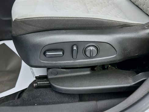Used 2021 Chevrolet Equinox LT FWD image 18