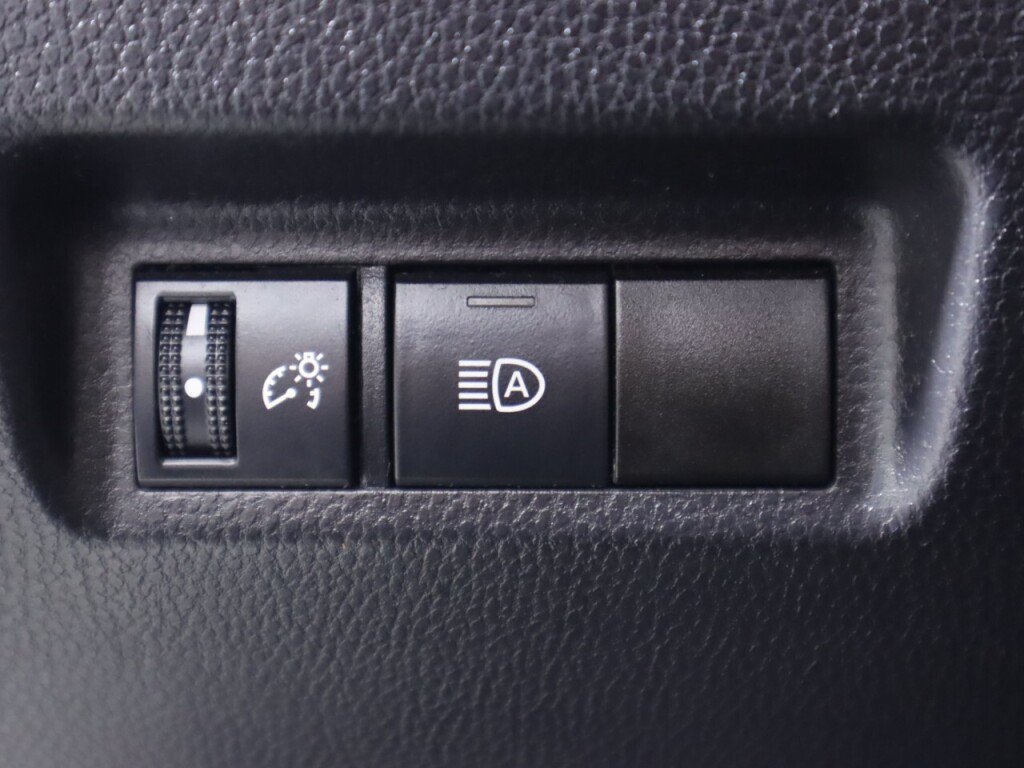 Used 2021 Toyota RAV4 LE FWD image 10