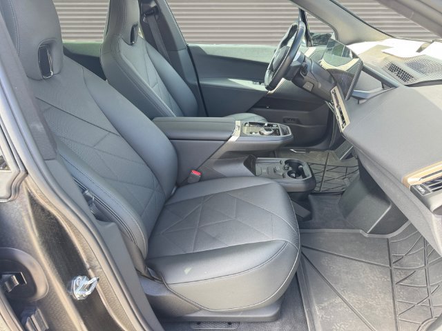 Used 2024 BMW iX xDrive50 w/ Sport Package AWD/4WD image 16