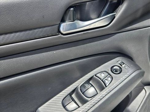 Used 2024 Nissan Altima 2.5 SV FWD image 12