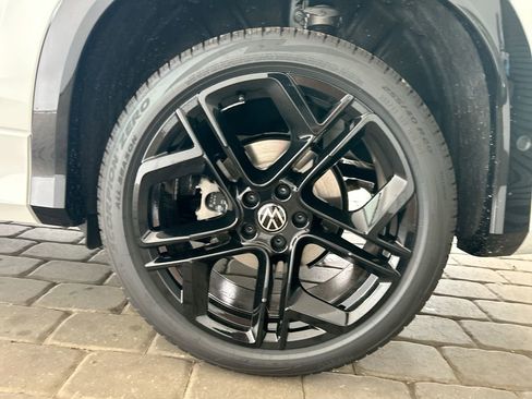 New 2026 Volkswagen Tiguan SE R-Line FWD image 50