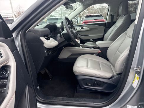 Used 2025 Ford Explorer Active w/ Active Comfort Package image 18