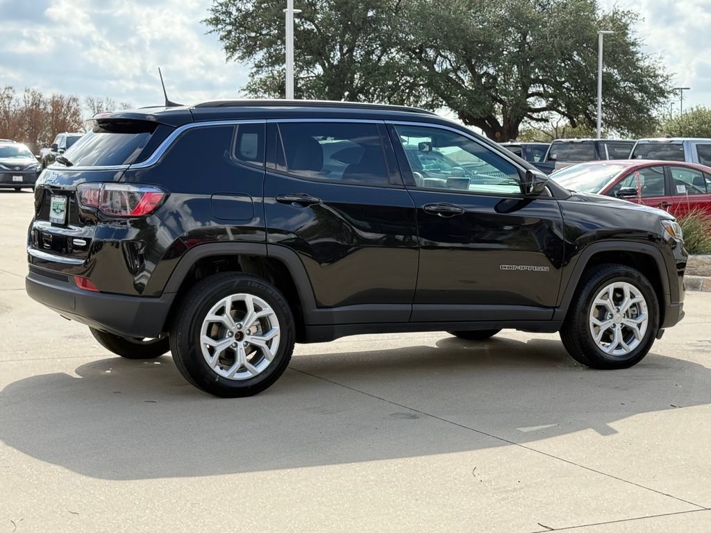 Used 2024 Jeep Compass Latitude AWD/4WD image 4