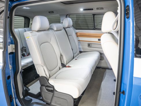 Used 2025 Volkswagen ID. Buzz 1st Edition RWD image 32