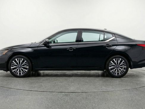 Used 2025 Nissan Altima 2.5 SV image 5