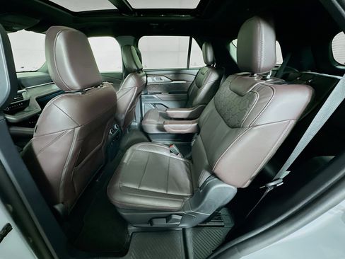 Used 2025 Ford Explorer Platinum w/ LUX Leather Package image 30