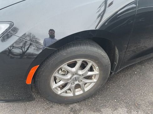 Used 2025 Chrysler Pacifica Select FWD image 11