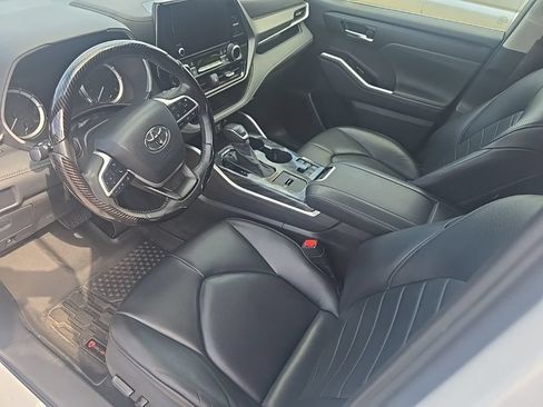 Used 2024 Toyota Highlander XLE FWD image 13