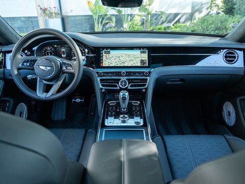 Used 2025 Bentley Flying Spur Plug-In Hybrid AWD/4WD image 4