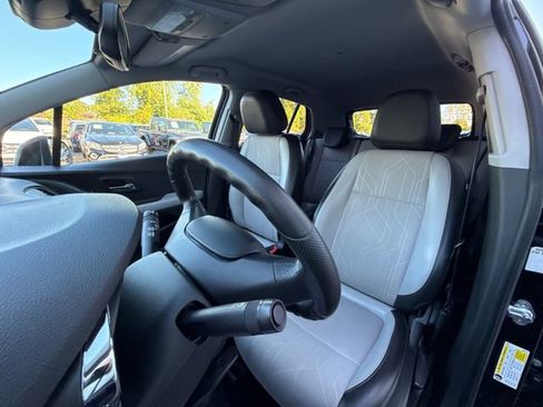 Used 2021 Chevrolet Trax LT image 23