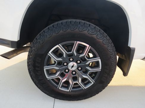 Used 2024 Chevrolet Colorado Z71 AWD/4WD image 13