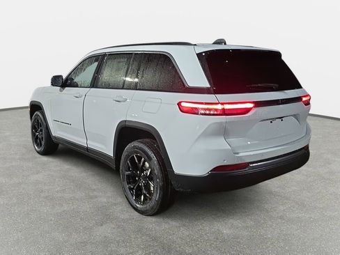 New 2026 Jeep Grand Cherokee Altitude image 7