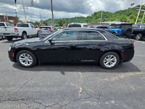 Used 2022 Chrysler 300 Touring RWD image 4