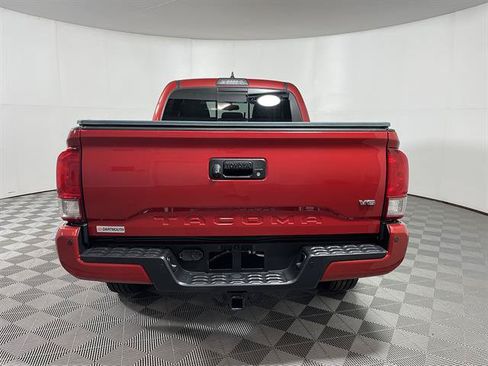 Used 2017 Toyota Tacoma TRD Off-Road w/ Premium & Technology Package AWD/4WD image 6