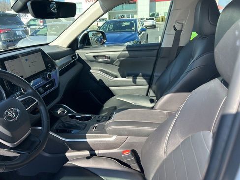 Used 2024 Toyota Highlander XLE image 2