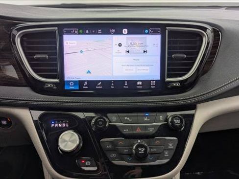 Used 2023 Chrysler Pacifica Limited FWD image 26