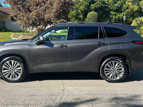 Used 2022 Toyota Highlander Platinum image 4