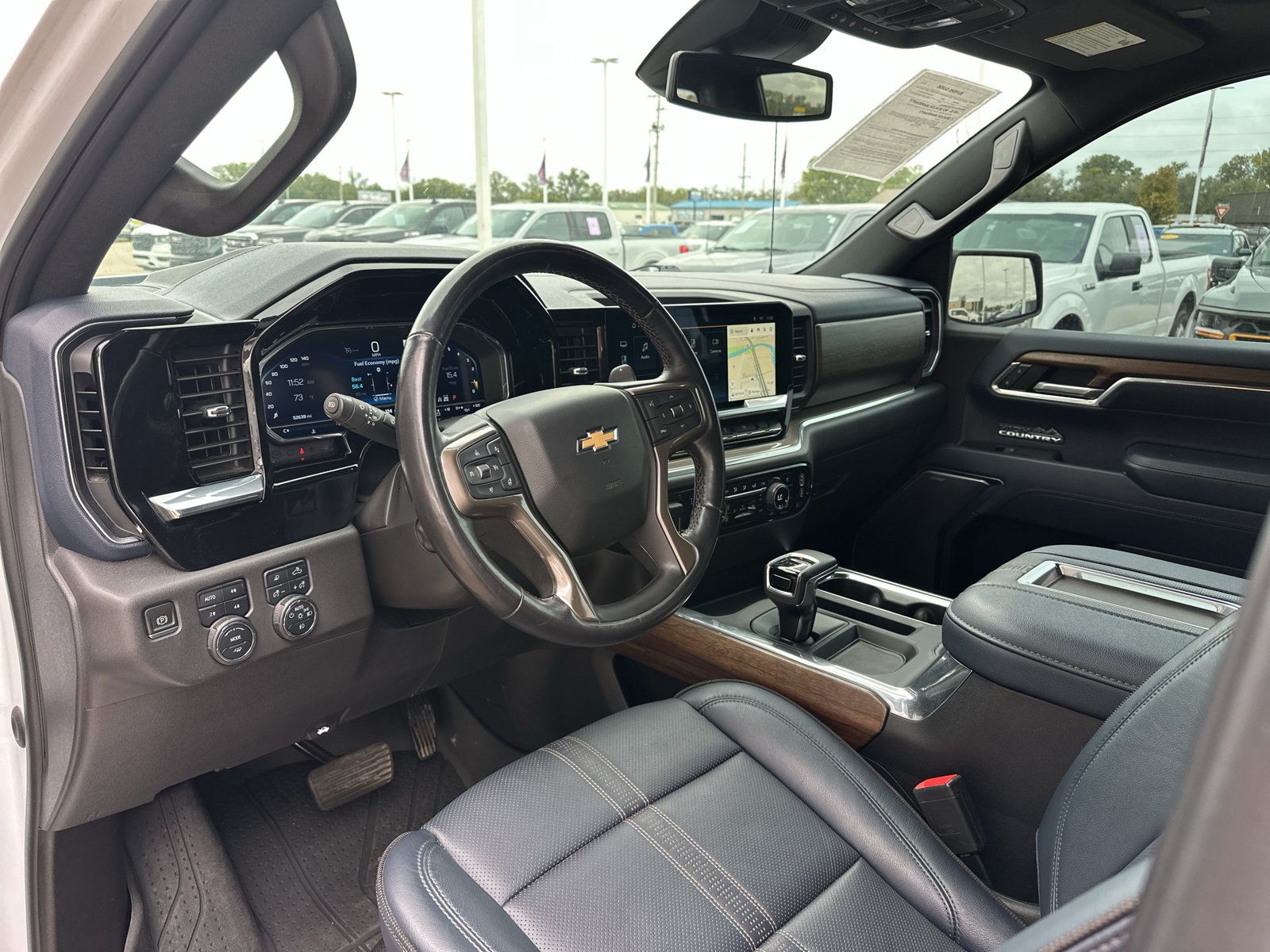 Used 2022 Chevrolet Silverado 1500 High Country w/ High Country Premium Package AWD/4WD image 2