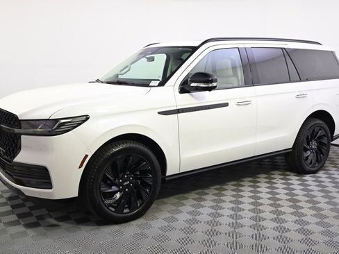 New 2026 Lincoln Navigator Reserve w/ Jet Appearance Package AWD/4WD image 2