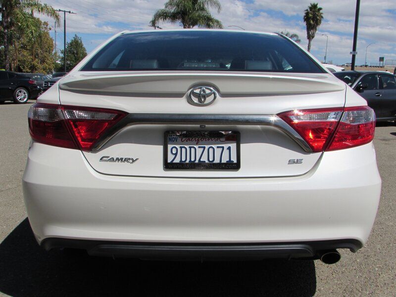 Used 2015 Toyota Camry SE w/ Moonroof Package FWD image 5