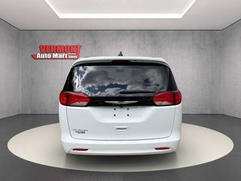 Used 2023 Chrysler Voyager LX FWD image 7