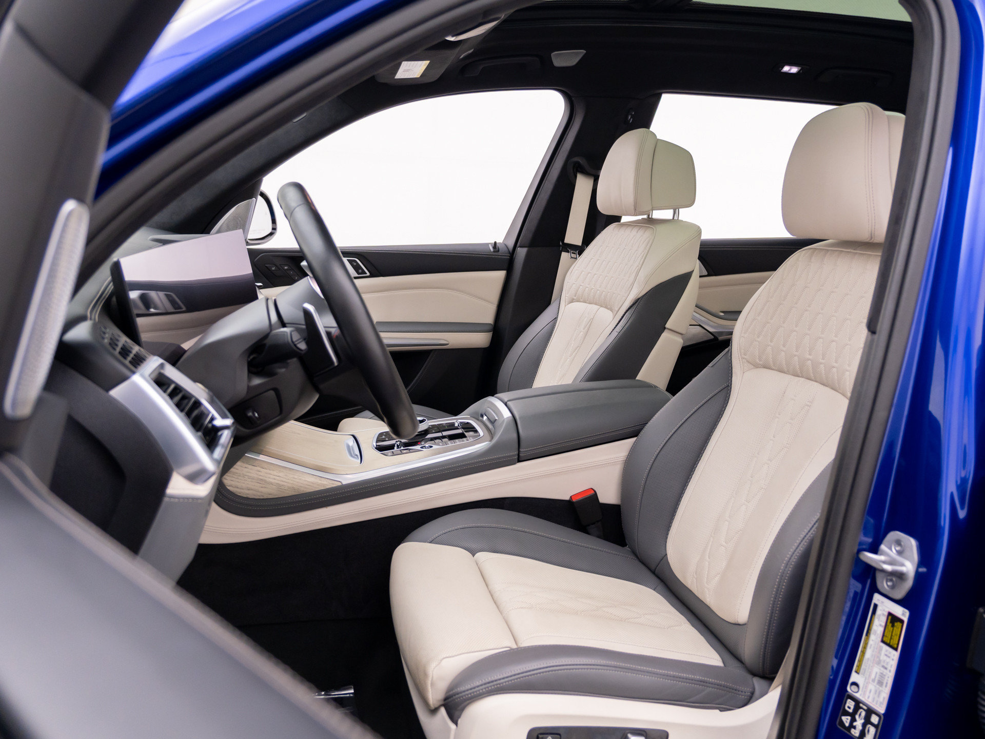 Certified 2025 BMW X7 M60i AWD/4WD image 17