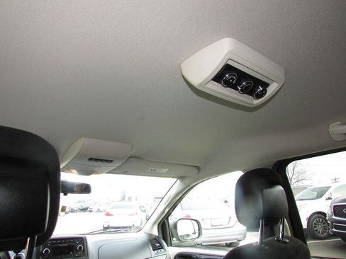 Used 2015 Dodge Grand Caravan SXT image 18