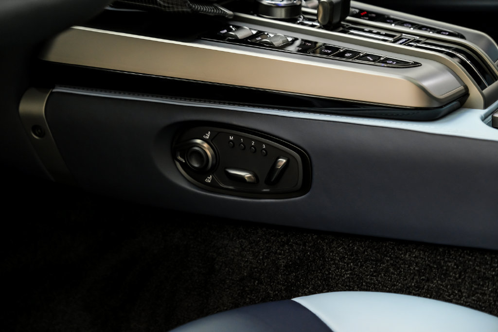 Used 2025 Aston Martin Vanquish RWD image 27