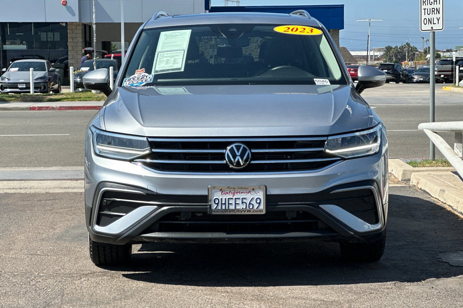 Used 2023 Volkswagen Tiguan SE w/ Panoramic Sunroof Package FWD image 9