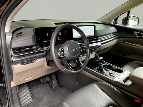 Used 2025 Kia Carnival FWD image 16