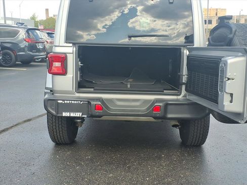 Used 2018 Jeep Wrangler Unlimited Sahara image 7