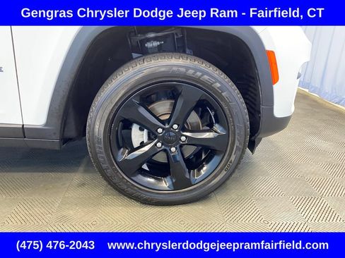 Certified 2025 Jeep Grand Cherokee Altitude AWD/4WD image 44