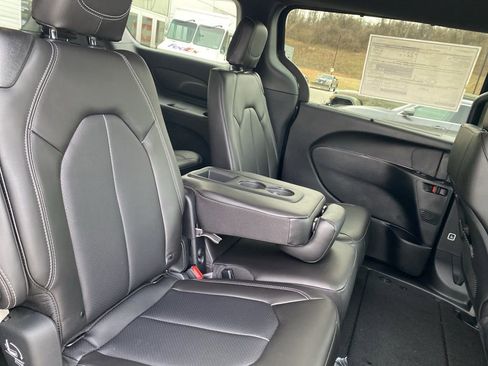 New 2026 Chrysler Pacifica Select image 14