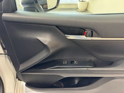 Used 2018 Toyota Camry SE w/ Moonroof Package FWD image 19