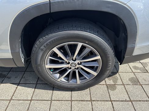 Used 2019 Toyota Highlander XLE FWD image 11