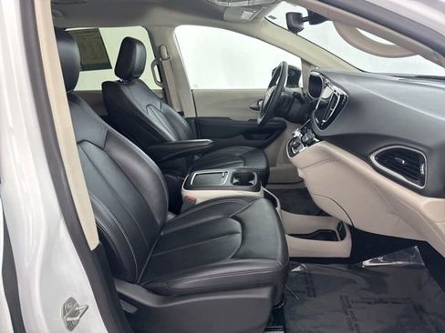 Used 2024 Chrysler Pacifica Touring-L image 25