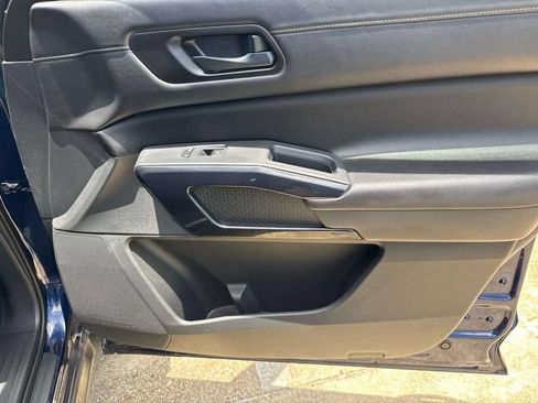 Used 2025 Nissan Pathfinder SV FWD image 19